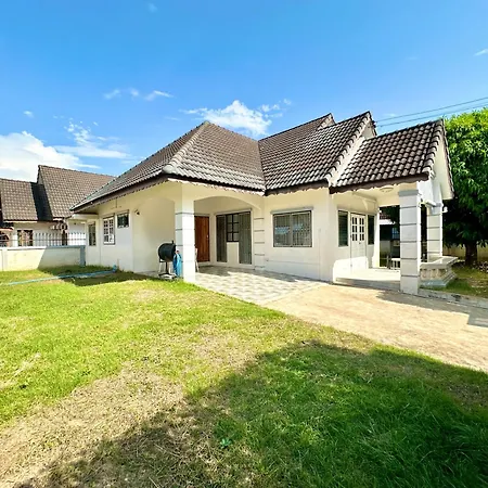 Cozy 3 Bedroom House & Green Lawn Near Airport & Old Town